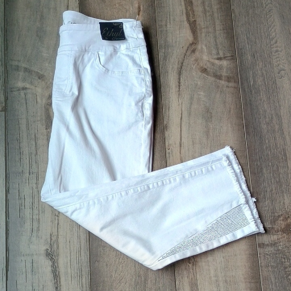 Stylish White Cropped Jeans for Women - Picture 12 of 12